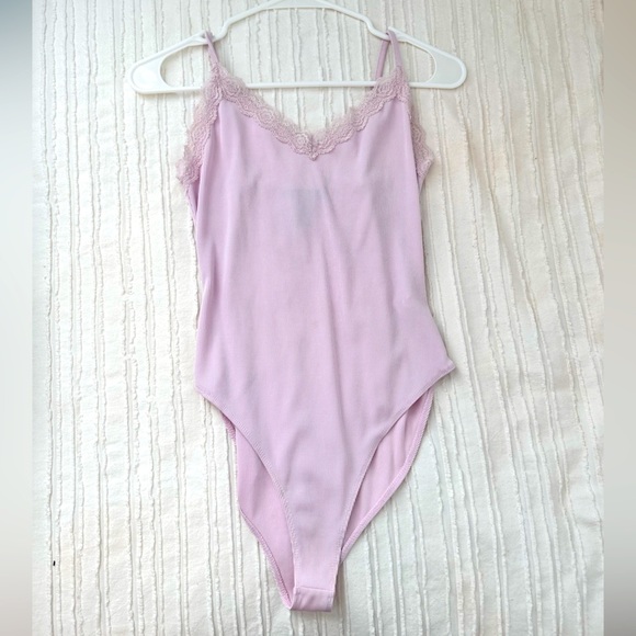 Forever 21 Tops - Forever 21 Size M Light Pink Lace Trim Bodysuit